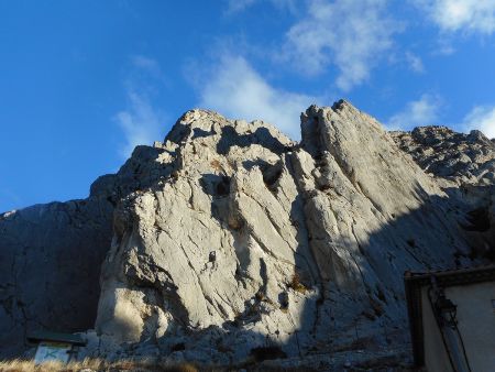 Début du sentier au pied de la grande face