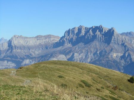 Retour face au massif des Fiz (Croix de Fer, Aiguilles de Varan...).