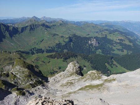 La vue sur les alpages de Champéry et le côté suisse des Portes du Soleil.