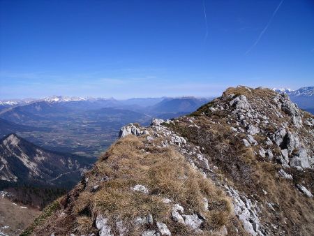 Sur la crête, petit monticule comme un phare avancé sur le Trièves