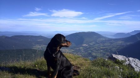 au fond, le lac d’Annecy