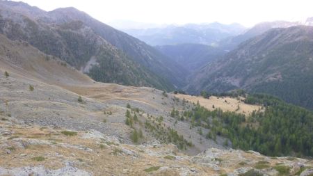 Au cours de la montée vers les lacs de Morgon, regard arrière sur la vallée de la Tinée