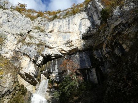 L’entrée dela grotte de la Doria est visible dans la falaise blanche (à la limite ombre et soleil)