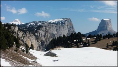 Dans le vallon de Chaumailloux, regard vers le Pas de l’Aiguille.  Le Grand Veymont émerge des Rochers du Parquet.