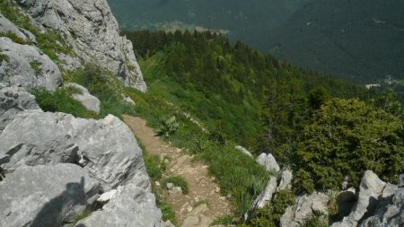 Vire du Racapé. On aperçoit le Col des Aures et sa crête.