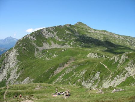 Tête de Bel Lachat (alt. 2.270 m) vue du Col de Bel Lachat