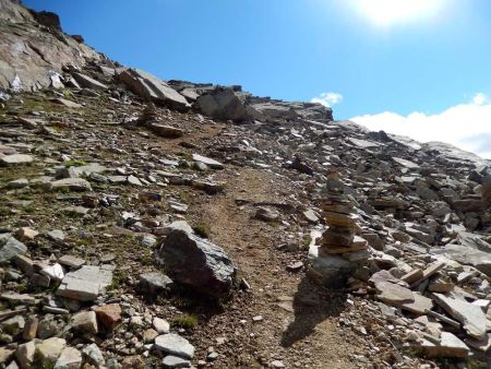 La sente cairnée qui mène au sommet