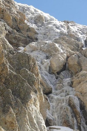 La glace est bien présente sur les contreforts de la montagne.