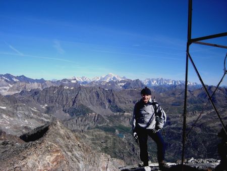 Au sommet, devant le Mont Blanc.