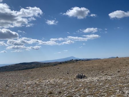 Le Ventoux au loin.