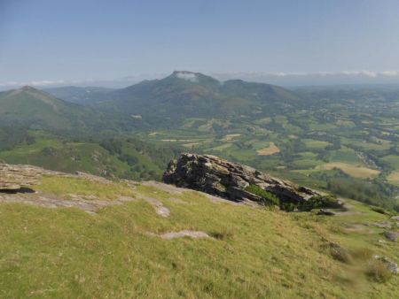 En bordure de la crête rocheuse, une vue vers la Rhune et l’Ibantelli.