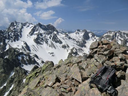 Vue au sommet sur le massif du Pic du Frêne, de gauche à droite : Pic du Frêne, Clocher du Frêne, Grand Crozet, Petit Crozet, Pointes de la Bourbière, Grand Charnier.