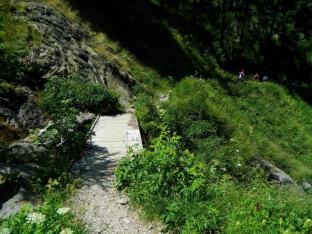 Passerelle sur un torrent à sec.