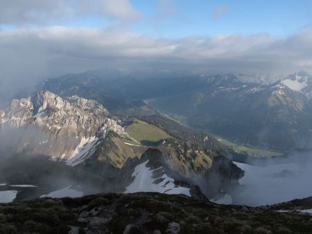 La vue s’admire dans des trouées éphémères.