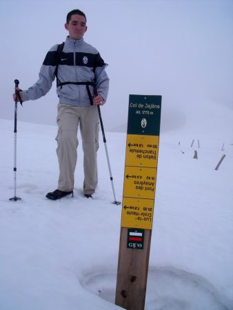 Au Col de Jajêne, bizarrement les indications sont marquées à l’envers, mais pas les flèches