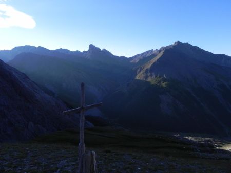 La Croix au-dessus de la cabane de Tiéouré