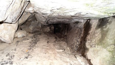 La grotte et la chatière de sortie.