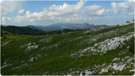 Au loin plus au sud, regard sur la Montagne de Glandasse.