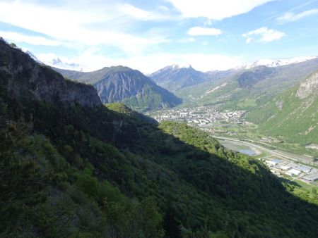 En montant dans la falaise