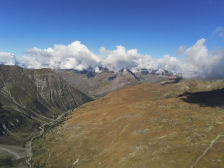 Vue aérienne alpage de la Buffaz et la vallée d’Avérole.