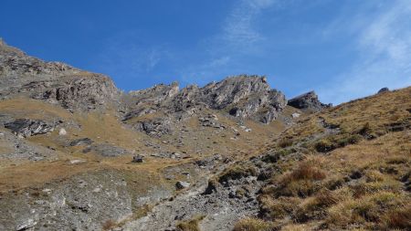 De jolies crêtes se découpent en plein ciel