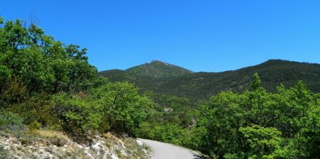 Le Fourchat vue de la route en redescendant sur Rosans.