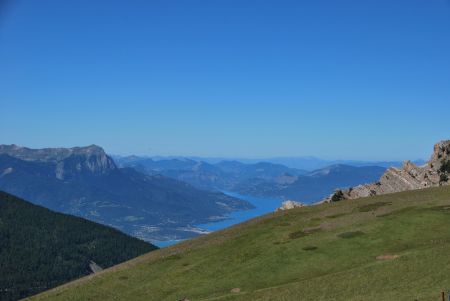 Depuis le sommet, le lac de Serre-Ponçon