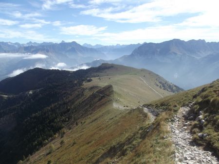 Vue arrière sur le col des Faïsses, la Tête de la Garde, Ecrins et Dévoluy