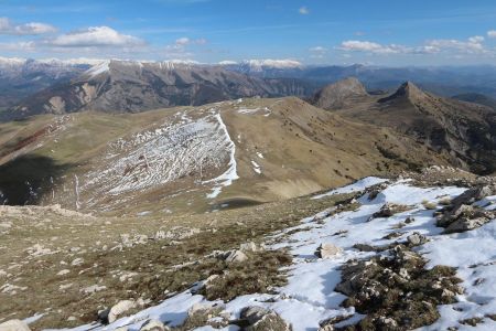 Descente sur le col de la Croix de Veyre dominé par le Sommet de Chine.