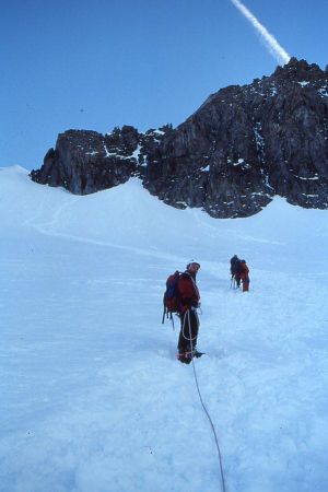 Montée au col Emile Pic. Le sommet à droite.