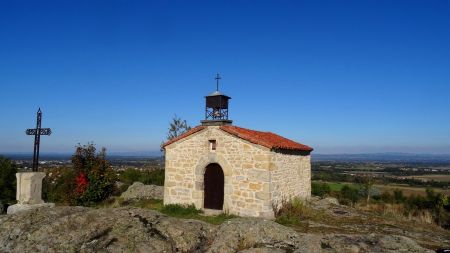 ...sise sur un promontoire de landes et de rochers...
