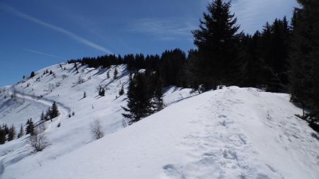 Vue arrière, retour par la crête, en contrebas, la route