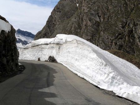 Les congères sur la route avant le pont de la neige