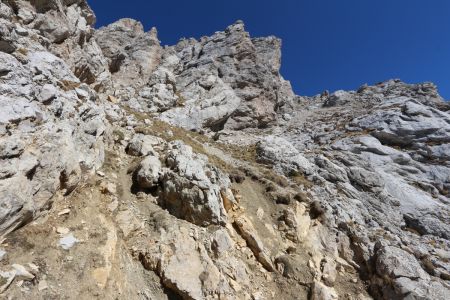 La courte montée terreuse avant de rejoindre le couloir.