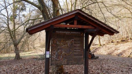 Wanderparkplatz Grünbachtal, au bord de la route L84a.