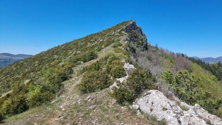 Regard arrière sur le sommet principal. Difficile d’imaginer un sentier et pourtant !