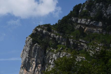 croix du belvédère depuis le cairn de sortie de la via ferrata