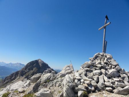 Croix sommitale avec la pointe blanche