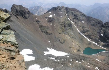 En contrebas, le cirque de Malcros avec son lac, son pic et ses têtes 