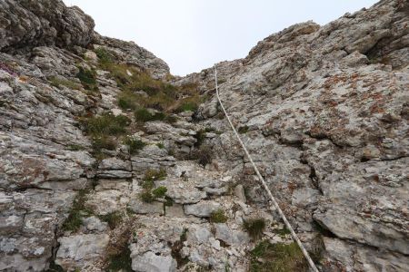 Corde fixe jusqu’à la sortie du couloir.