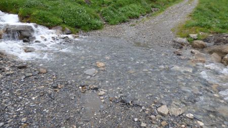 1er ruisseau exceptionnellement gonflé, qui traverse et innonde le chemin.