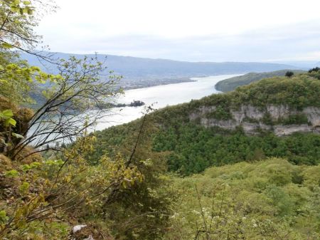 Vue d’ensemble du lac.