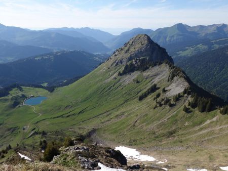 Vue sur la Pointe de Nyon, et derrière la vallée de la Dranse.