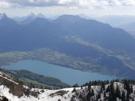 Le col des Frêtes, le petit lac et les Bauges.