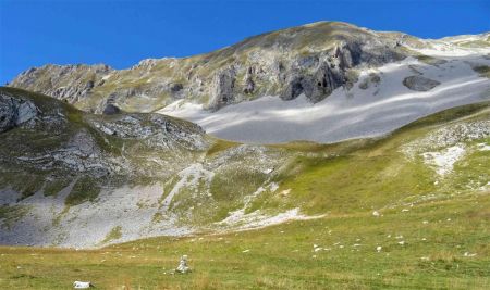 Du cairn en bas, à côté du ruisseau, l’autre partie de la même sente : en diagonale droite-gauche dans la zone herbeuse