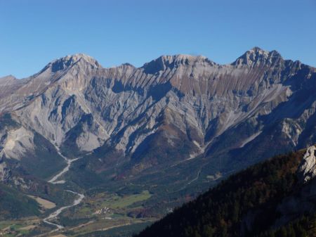 La grande muraille du Dévoluy dominant Tréminis, les Petites Charances sautent aux yeux !