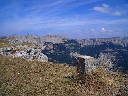 Borne sur le bord est marquée sur l’IGN