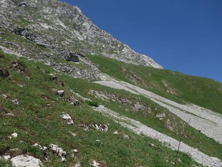 S’élever en traversée pour rejoindre le haut des pentes herbeuses...