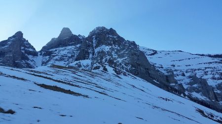 Le ressaut rocheux à franchir avant de continuer sur la pente des Lacs (visible à droite)