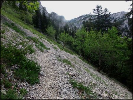 Traversée d’un pierrier avant le Pas du Loup.